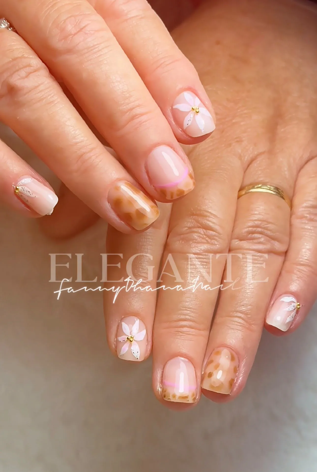 Nail art nude, fleurs blanches peintes, perles dorées et motif écaille caramel — Fanny Ohana Nails