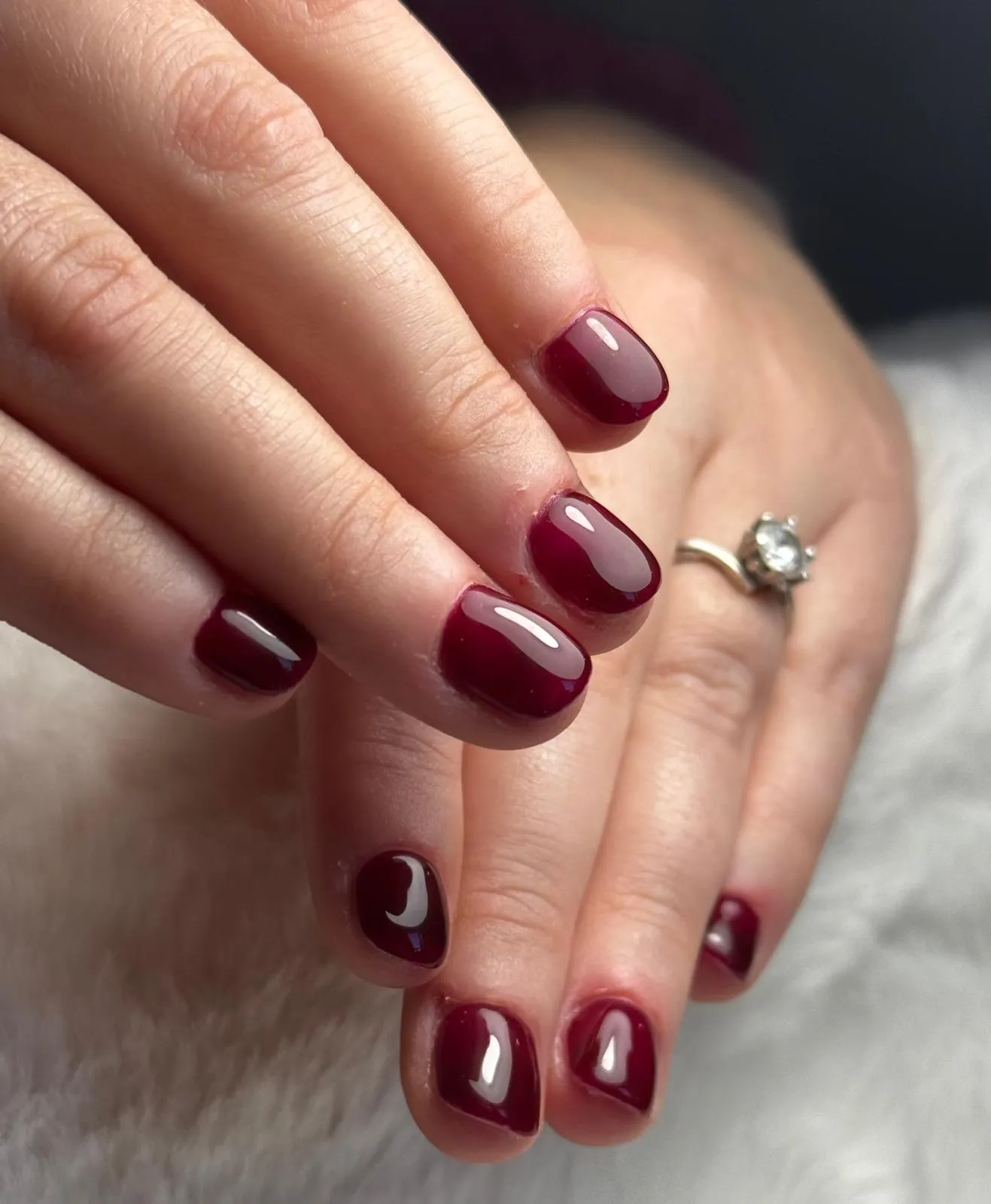 Pose gel bordeaux brillant sur ongles courts — Fanny Ohana Nails