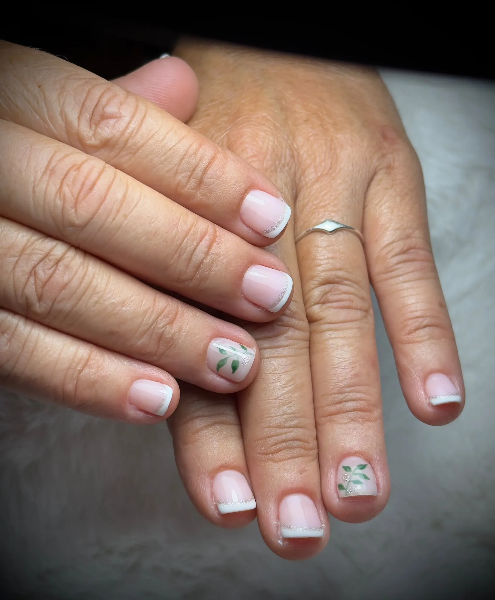 French blanche fine, liseré pailleté et petites branches de feuillage vert — Fanny Ohana Nails