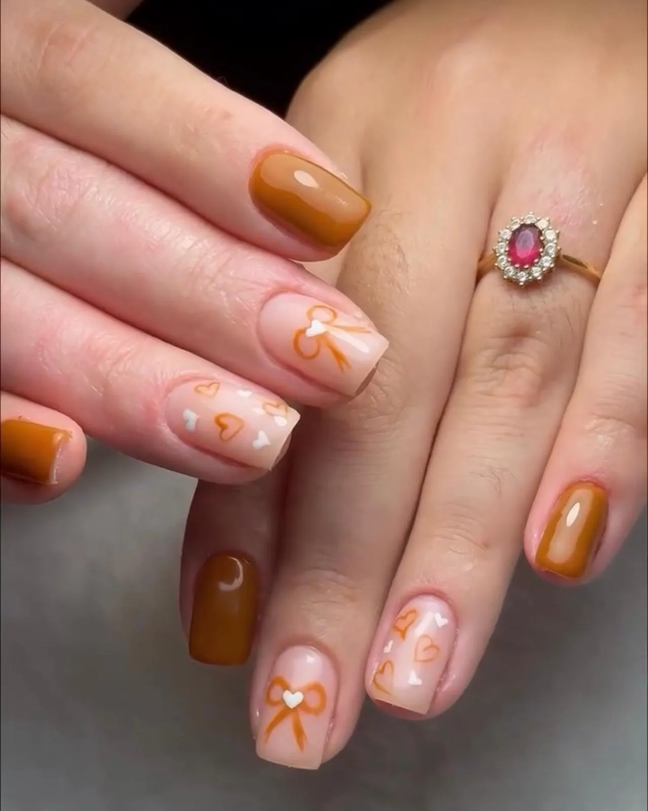 Nail art caramel avec nœuds et petits cœurs — Fanny Ohana Nails
