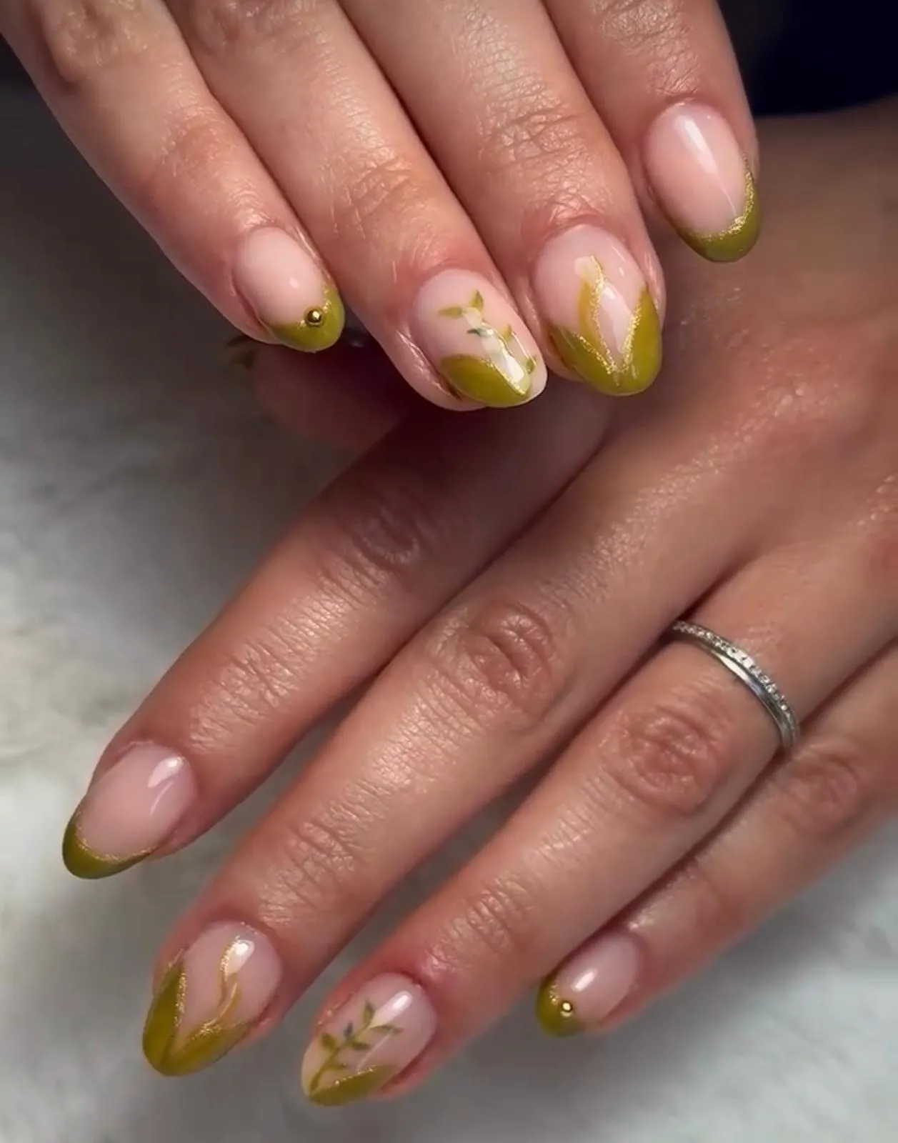 French vert olive avec feuillages dorés et perles — Fanny Ohana Nails