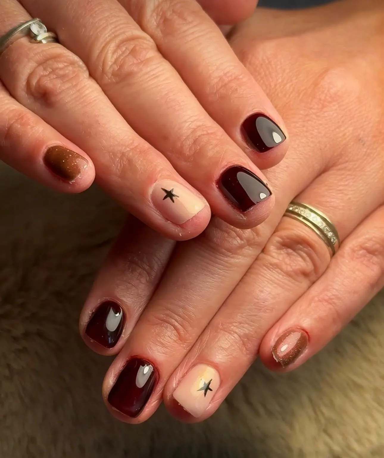 Nail art bordeaux profond, étoiles et accent bronze pailleté — Fanny Ohana Nails
