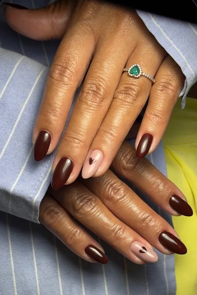 Ongles amande chocolat avec petits cœurs — Fanny Ohana Nails