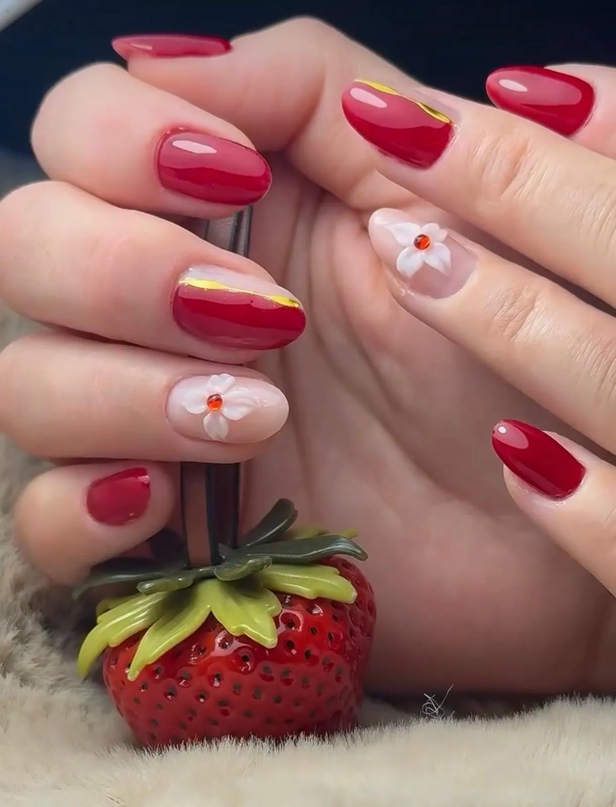 Pose rouge brillant, fleurs blanches en relief et liseré doré — Fanny Ohana Nails