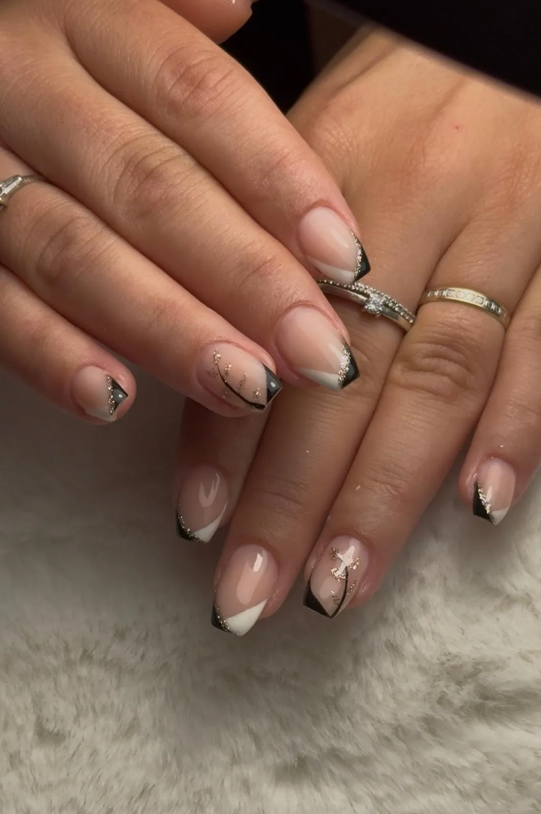 French noir et blanc en V avec paillettes dorées — Fanny Ohana Nails