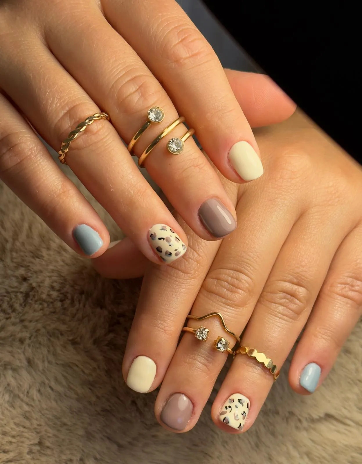 Nail art pastel ivoire, taupe et bleu ciel avec touche léopard — Fanny Ohana Nails