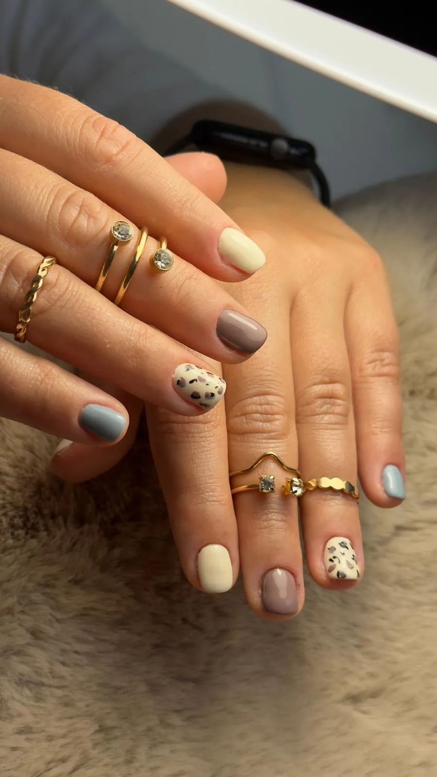 Nail art pastel ivoire, taupe et bleu ciel, vue de dessus — Fanny Ohana Nails