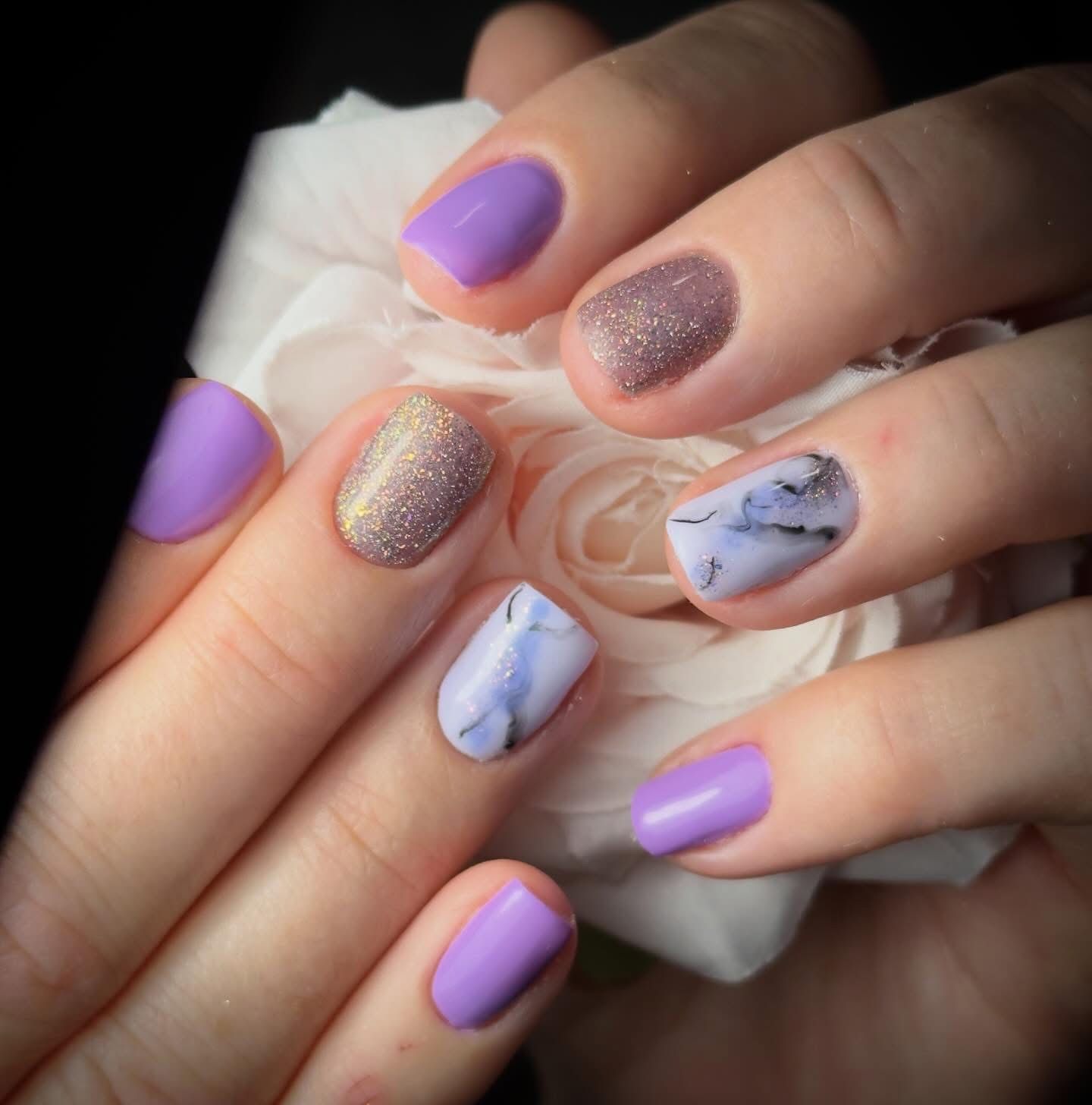 Nail art marbre violet et paillettes — Fanny Ohana Nails