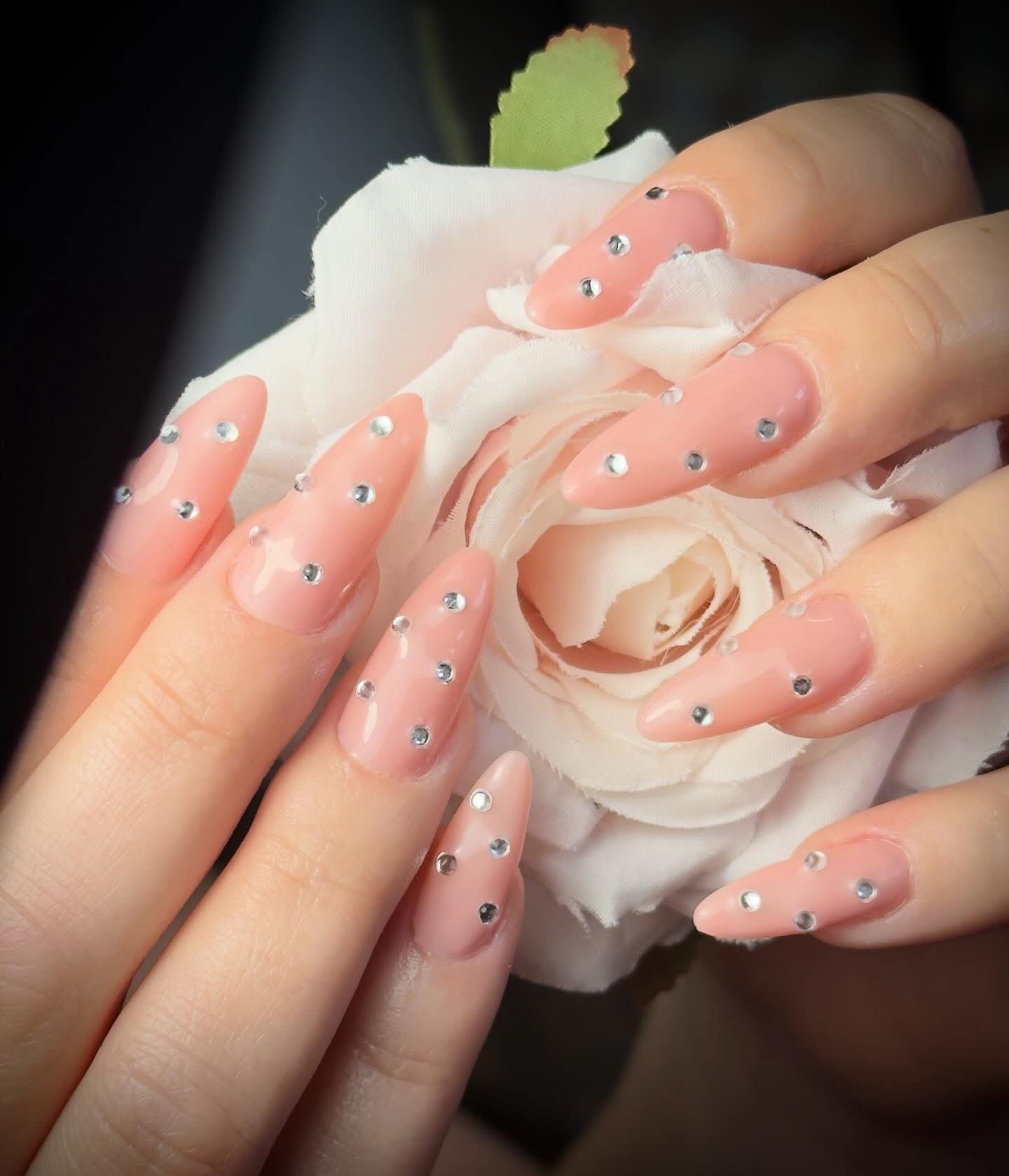 Nail art nude avec strass — Fanny Ohana Nails