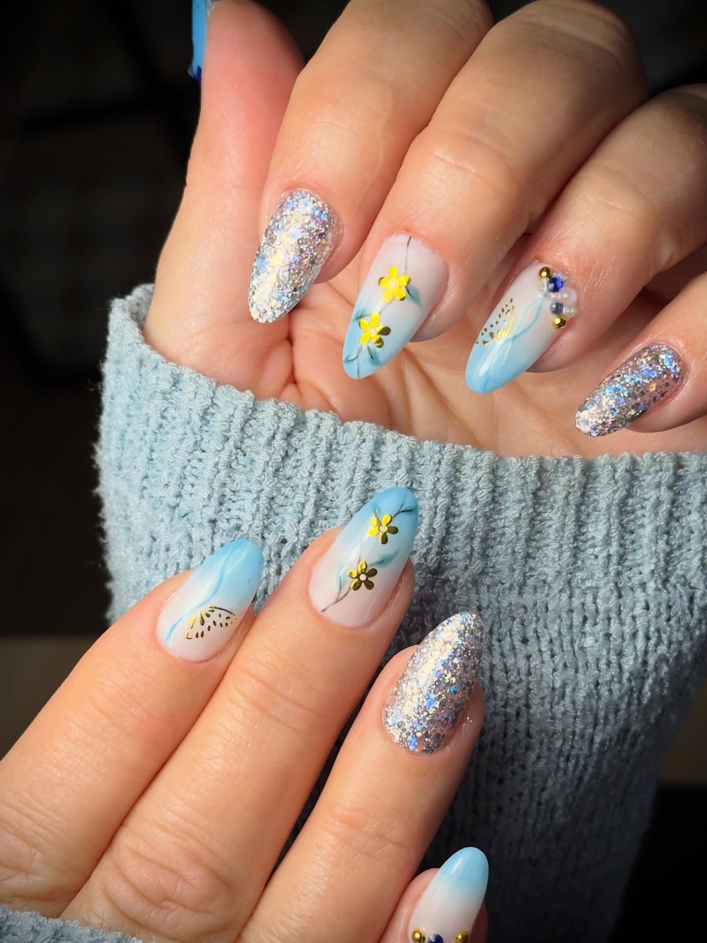 Nail art paillettes bleu et fleurs jaunes — Fanny Ohana Nails